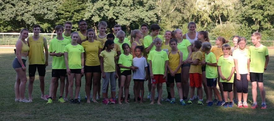 Gruppenfoto auf dem Sportplatz